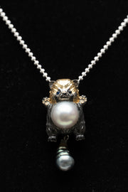 Vespera_Ursula's Pearl Embrace Pendant