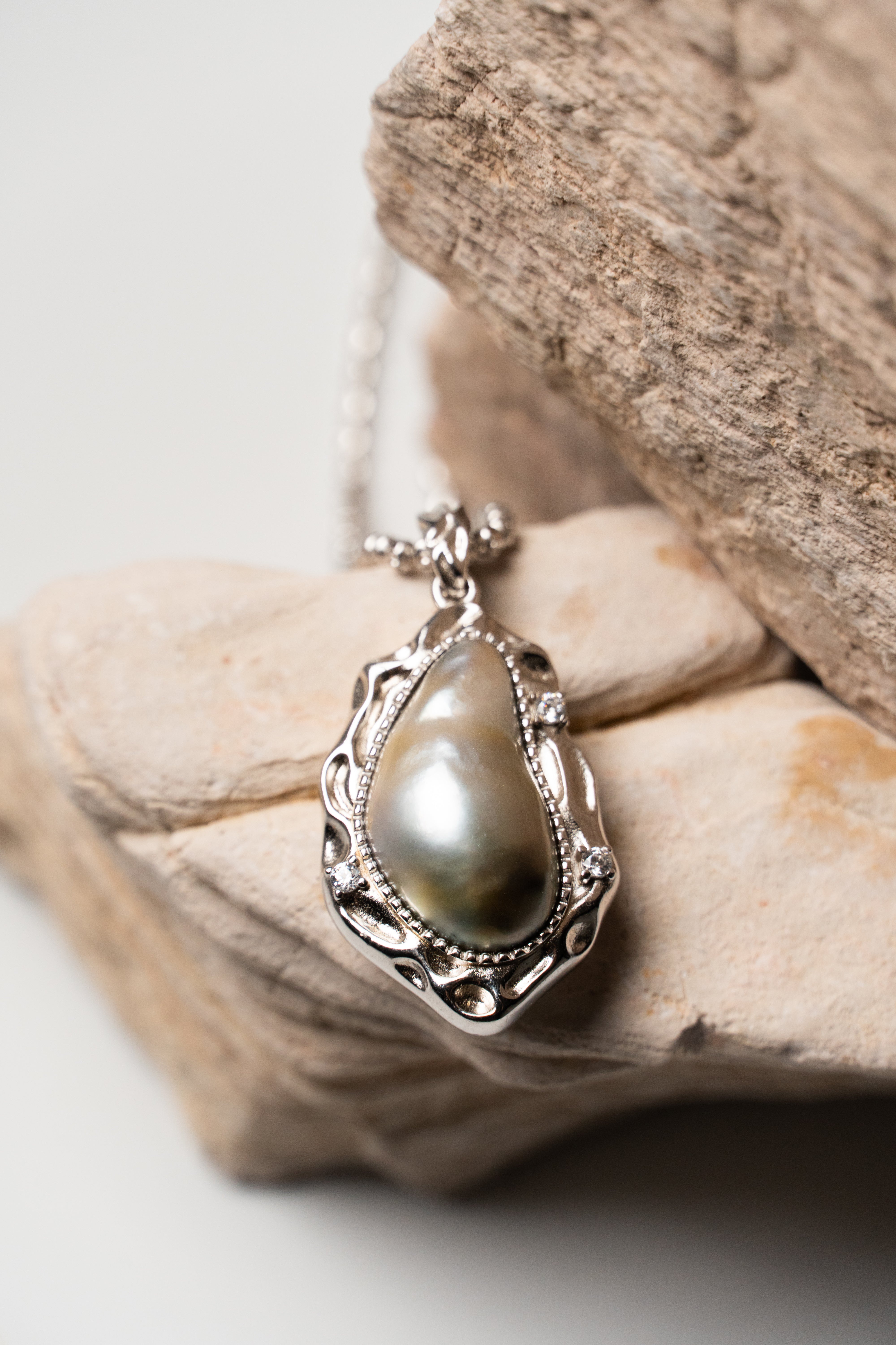 Vespera_Lunar Tide Pearl Pendant