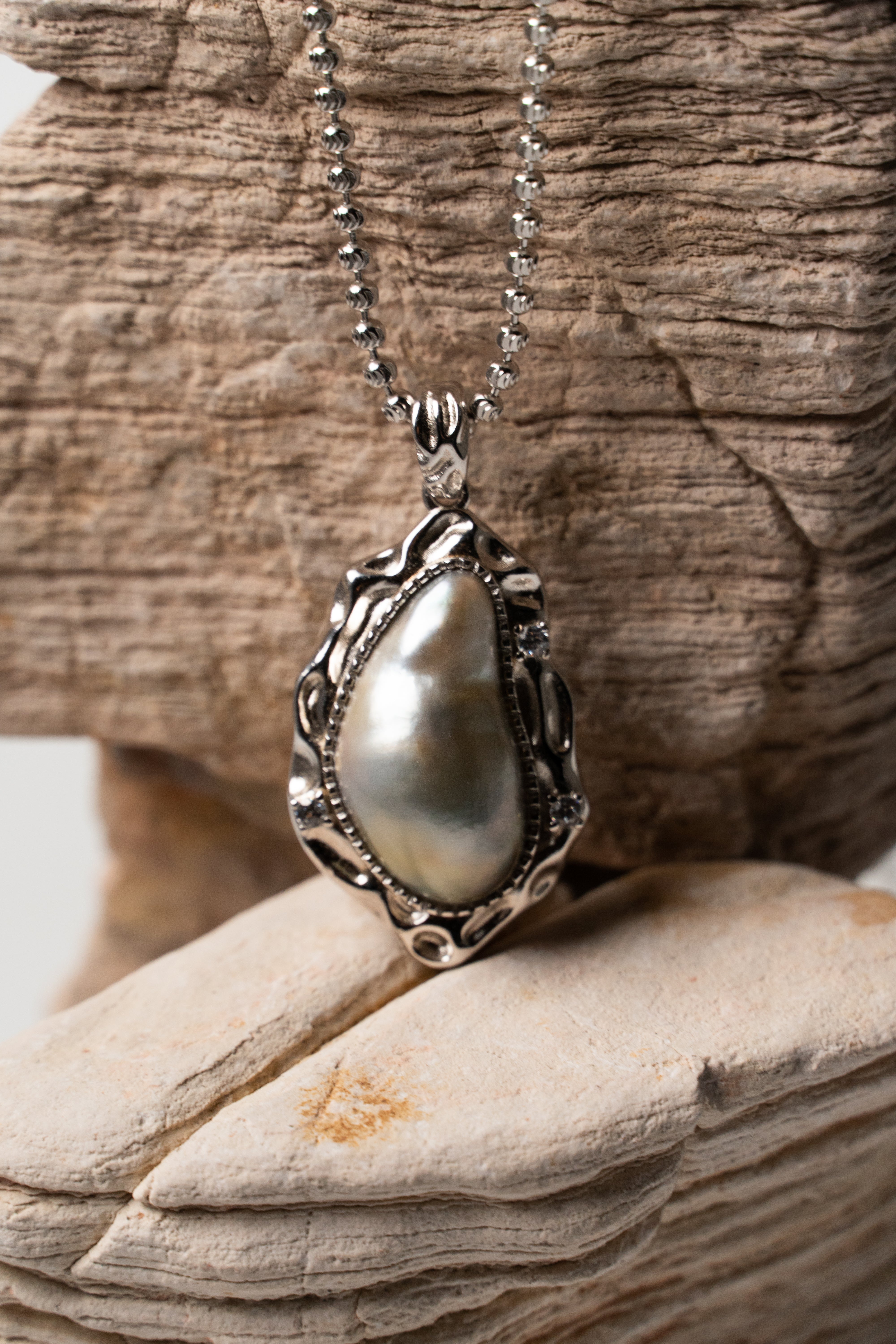 Vespera_Lunar Tide Pearl Pendant