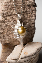 Vespera_Solaris Guardian Pendant