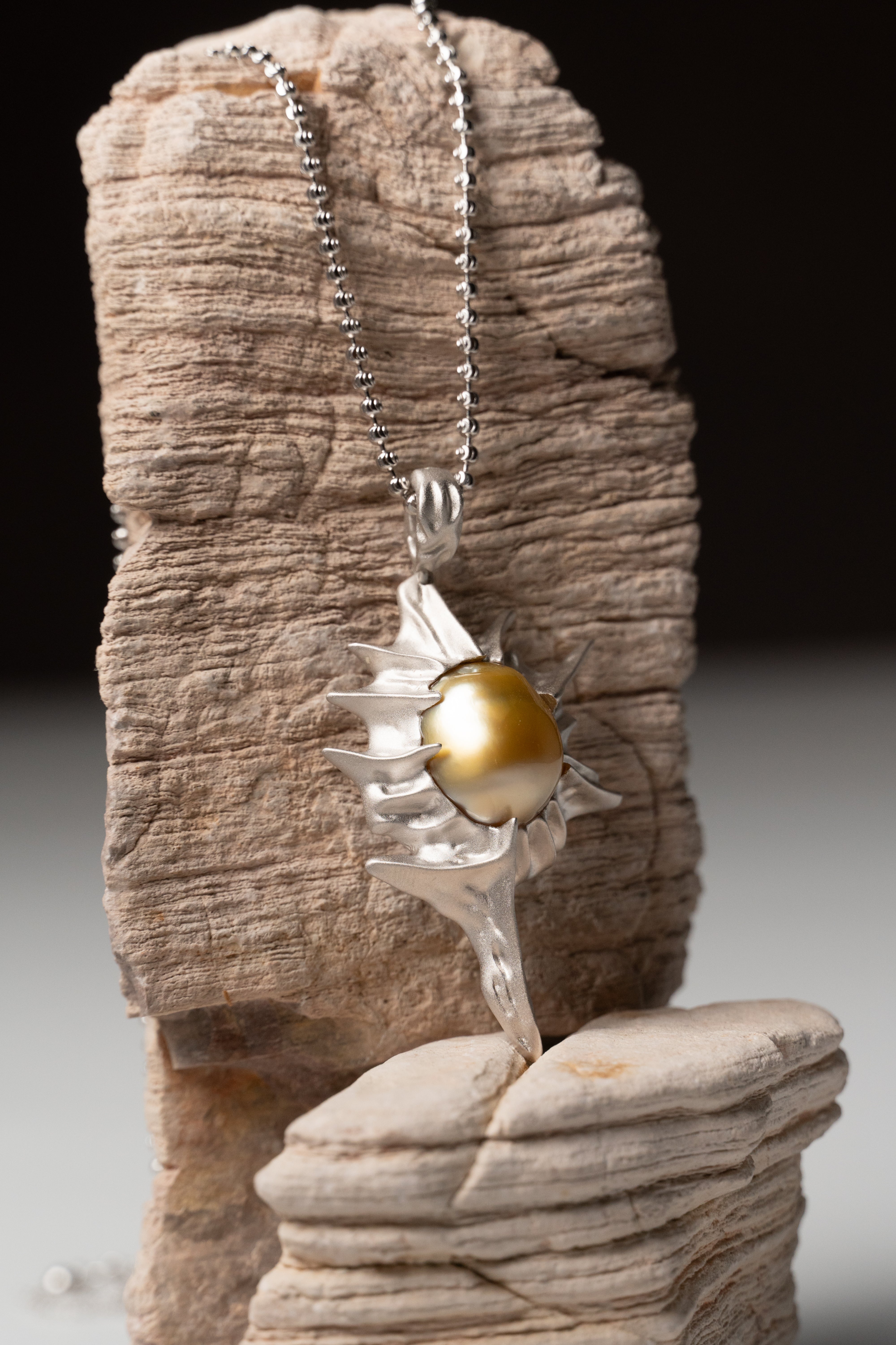 Vespera_Solaris Guardian Pendant