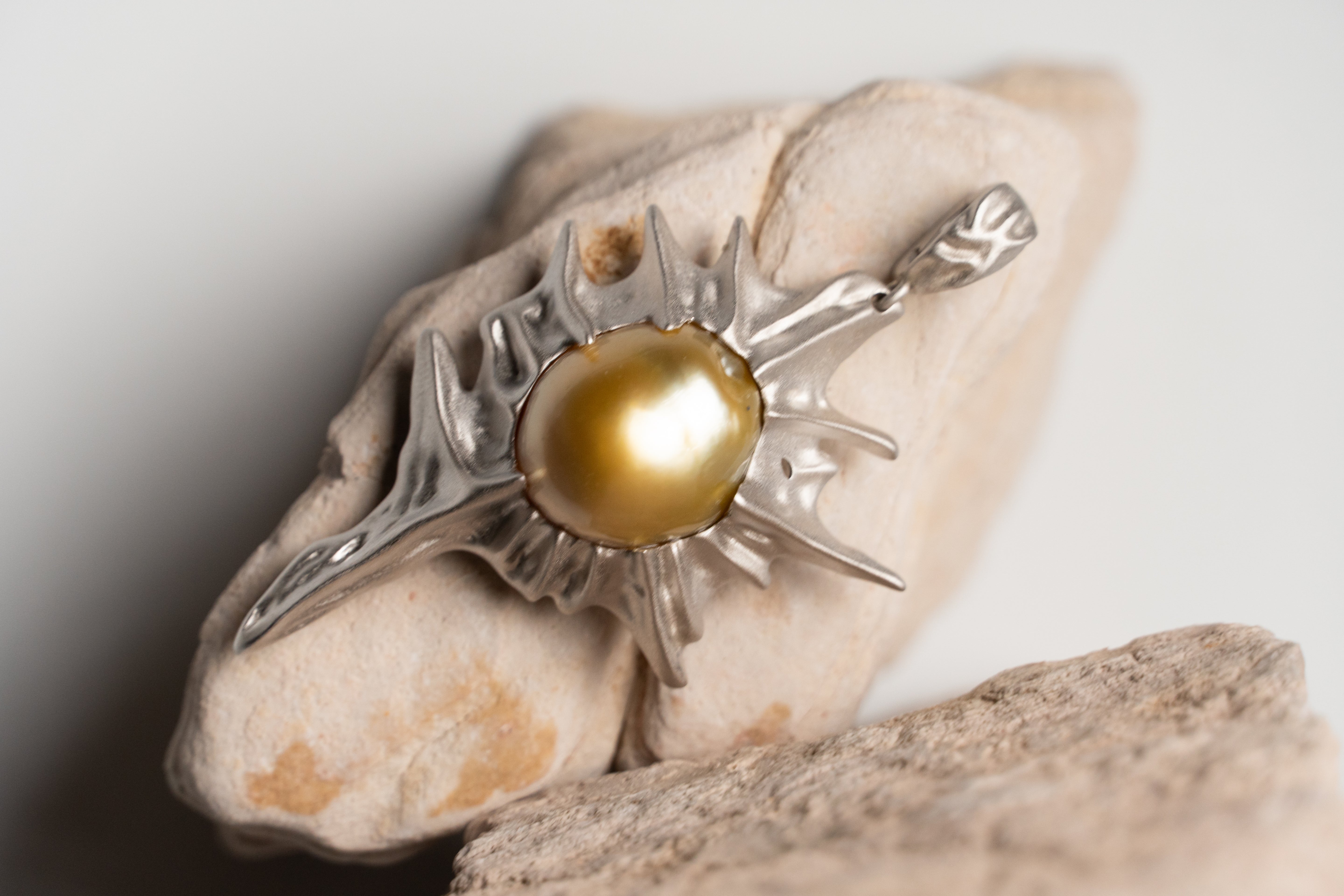 Vespera_Solaris Guardian Pendant