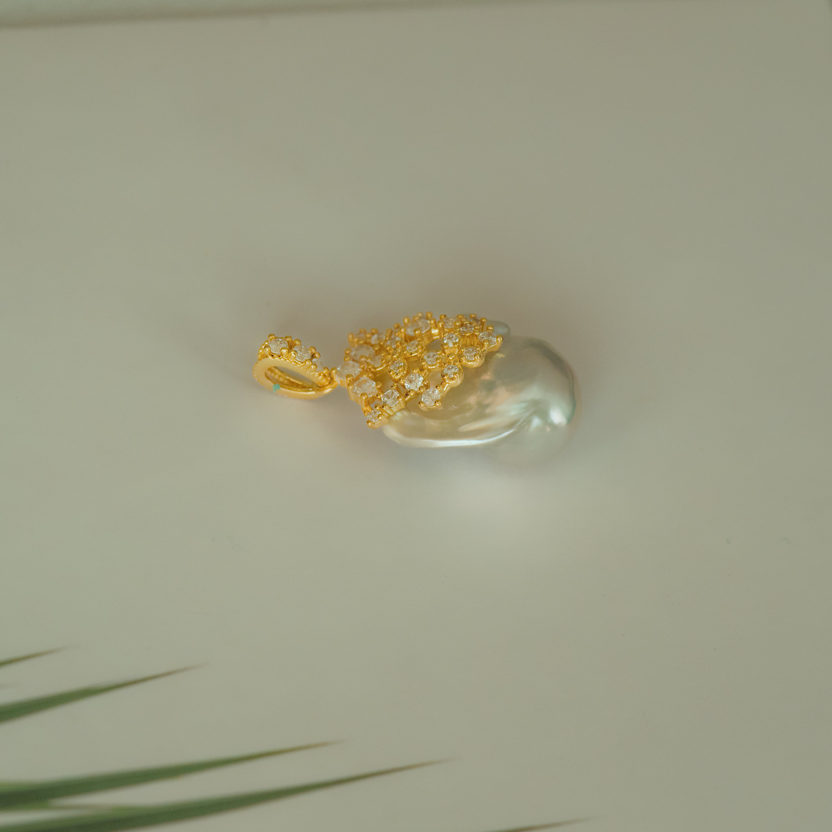 25-30mm White Baroque Fresh Water Pearl Yellow zircon Pendant