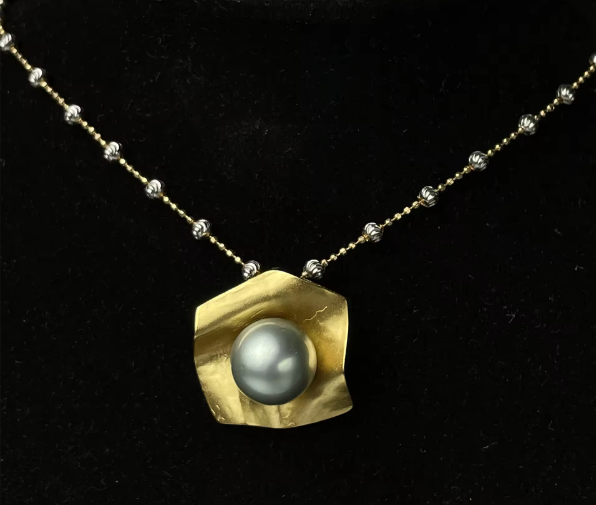 Vespera_Aura Nimbus Pearl Pendant Necklace