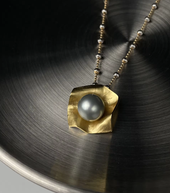 Vespera_Aura Nimbus Pearl Pendant Necklace