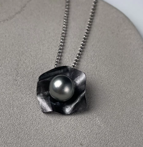 Vespera_Aura Nimbus Pearl Pendant Necklace
