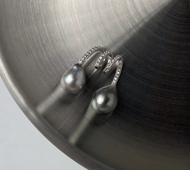 Vespera_Tears of the Moon Earrings