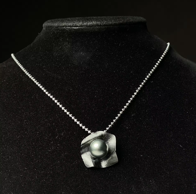 Vespera_Aura Nimbus Pearl Pendant Necklace