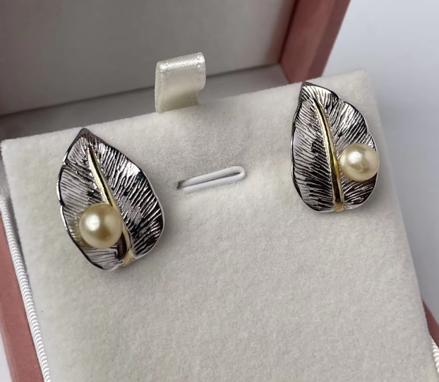 Vespera_Lumina Leaf Pearl Earrings