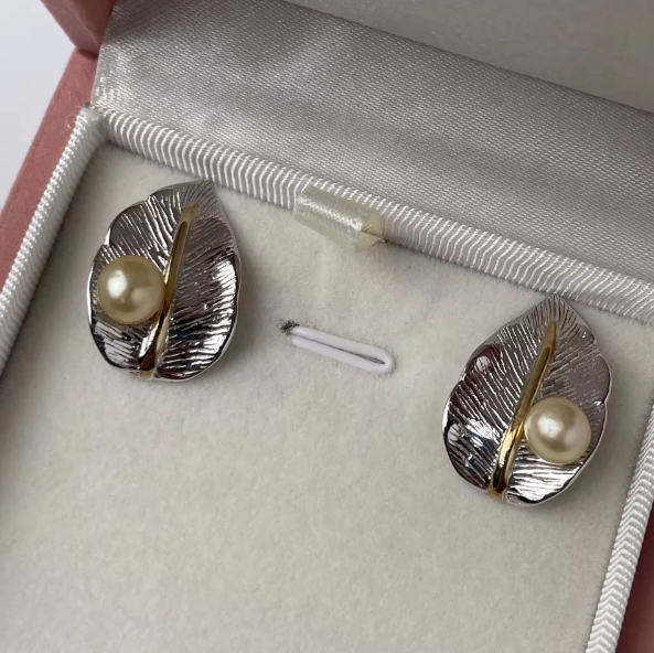 Vespera_Lumina Leaf Pearl Earrings