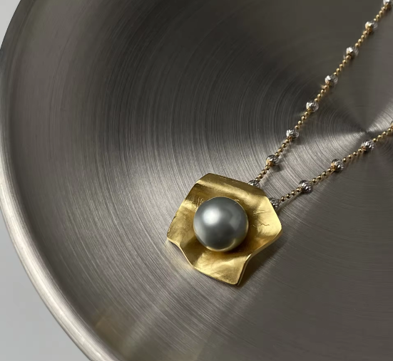 Vespera_Aura Nimbus Pearl Pendant Necklace