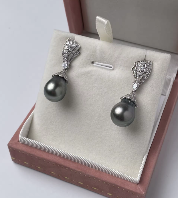 Vespera_Nocturna Pluma Pearl Earrings