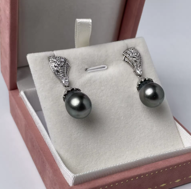 Vespera_Nocturna Pluma Pearl Earrings