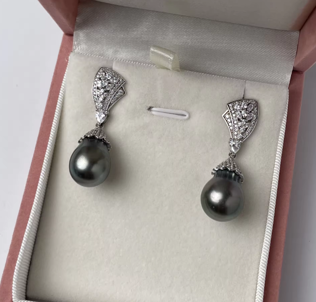 Vespera_Nocturna Pluma Pearl Earrings