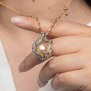 Vespera_Aureum Custos Pearl Necklace